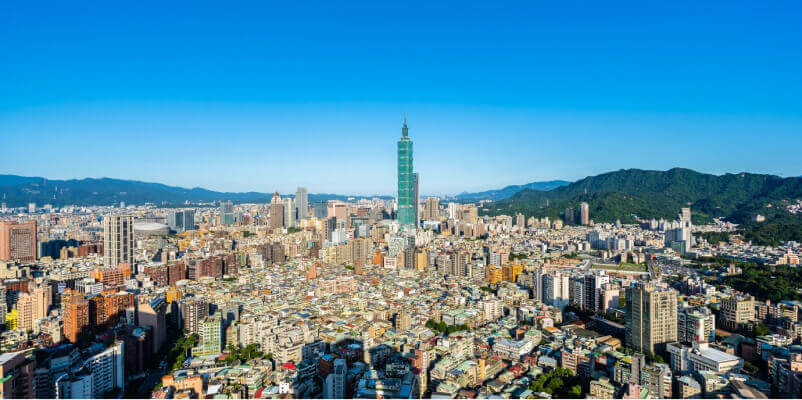 Parents traveling with kids using airport parking